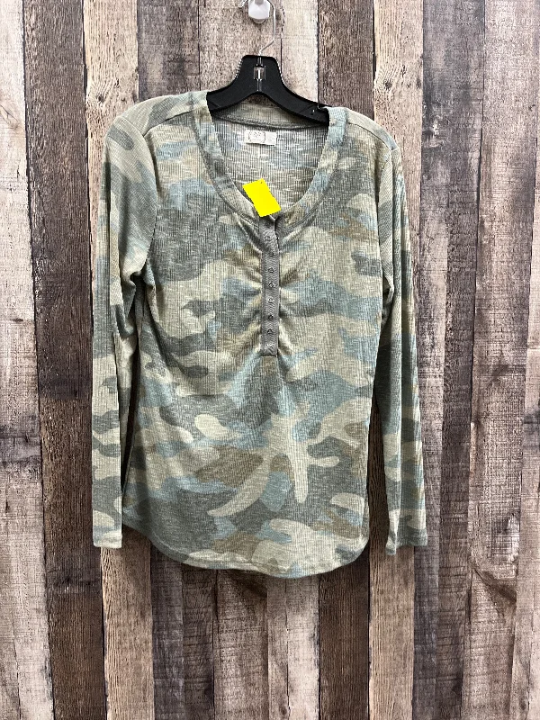 Top Long Sleeve By Maurices In Camouflage Print, Size: L